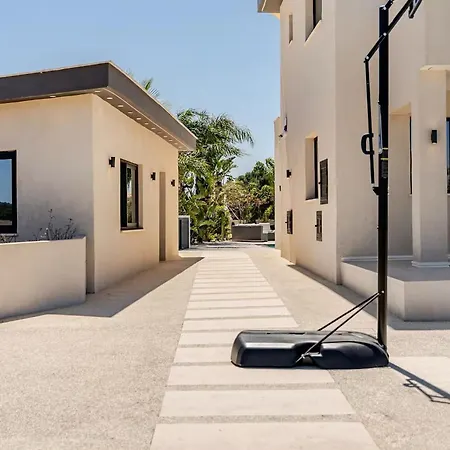 Luxury With Private And Grand Piano Paralimni